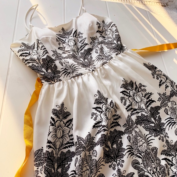 Jessica Howard Dresses & Skirts - SOLD Jessica Howard white and black dress with gold hem